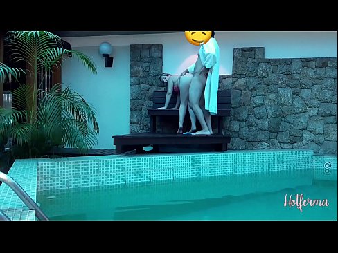 ❤️ Boss invitéiert Déngschtmeedchen an de Pool, mee konnt net engem waarm widderstoen ️❌ Super Porn bei eis